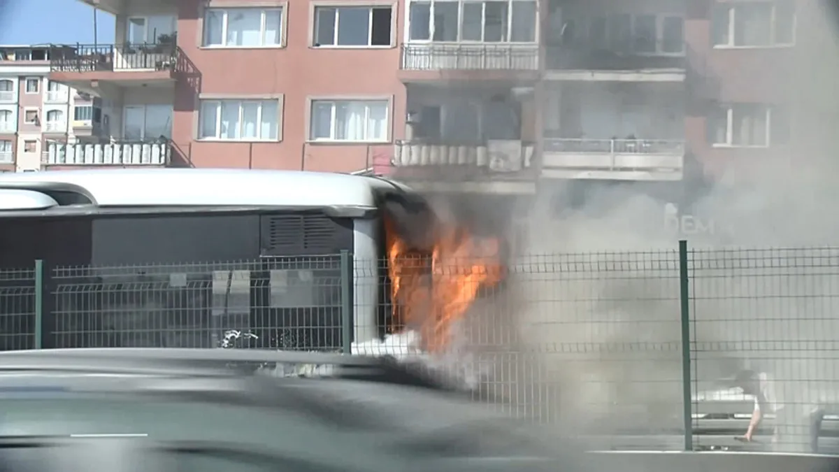 Esenyurt'ta metrobüs yangını! Ekipler seferber oldu