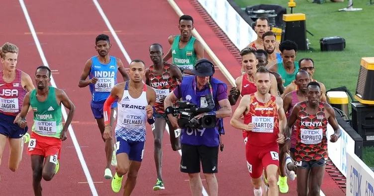 Son dakika haberleri: Dünya Atletizm Şampiyonası’nda inanılmaz olay! Kameraman piste daldı...