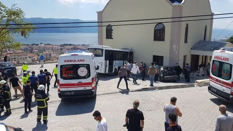 Jandarma ekibini taşıyan midibüs kaza yaptı: 1’i ağır 8 yaralı