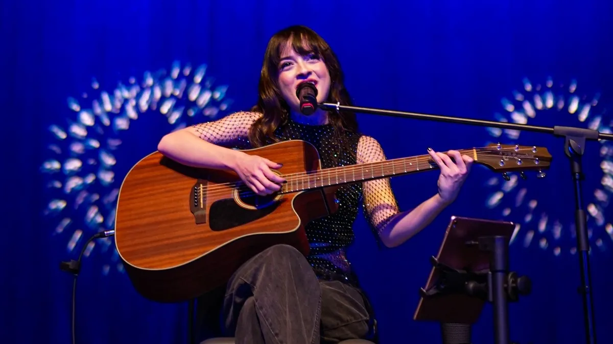 Melis Fis 1 yılda 81 ilde konser veren ilk kadın müzisyen oldu! Melis Fis 1 yılda 81 ilde konser veren ilk kadın müzisyen oldu!