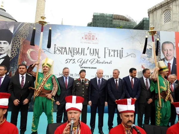 istanbulun-fethinin-573-yil-donumunde-beyazittan-ayasofyaya-coskulu-fetih-yuruyusu-gerceklestirildi-1780055649782.jpg