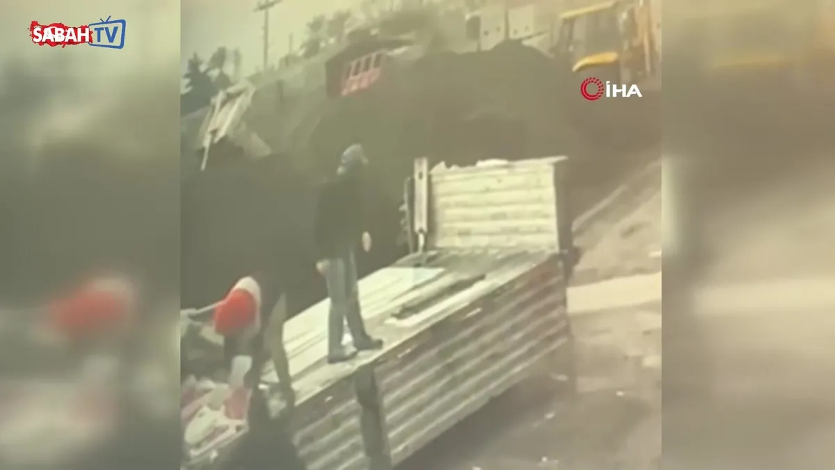 Tırdan yük indiren şahsa yıldırım isabet etti! O anlar kamerada | Video videosunu izle Tırdan yük indiren şahsa yıldırım isabet etti! O anlar kamerada | Video videosunu izle