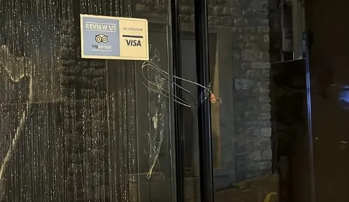 son-dakika-bocek-ailesinin-olumune-iliskin-bir-skandal-daha-otelde-kilitli-kalmislar-servet-bocek-kucaginda-co-1763620844216.jpg (499×289)