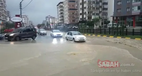 Gök gürültülü sağanak Trabzon'da etkili oldu