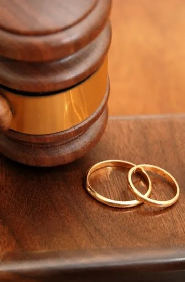 Böyle hata hukuk tarihinde görülmedi! Avukatlar yanlış tuşa bastı boşanmaması gereken çifti boşadı!