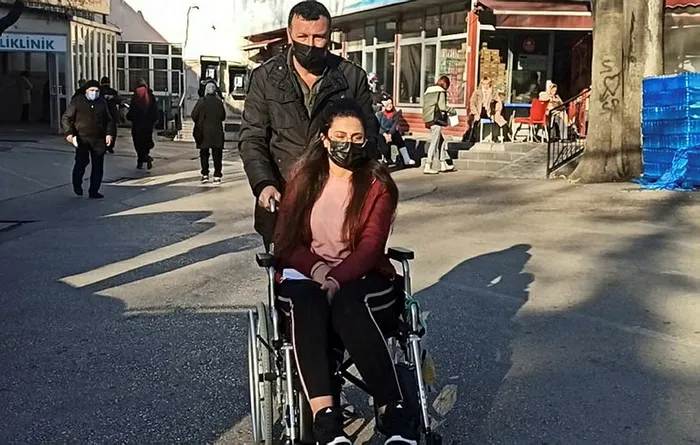 yanlis-igne-hayatini-mahvetti-tekerlekli-sandalyeye-mahkum-kaldi-1672111179625.jpg