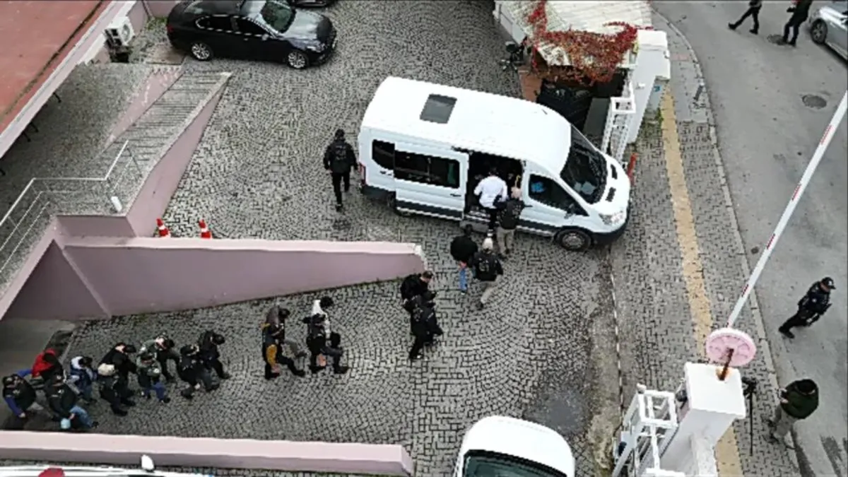 İzmir’deki DEAŞ operasyonunda 40 şüpheli gözaltına alındı! Bıçak, balta, orak…