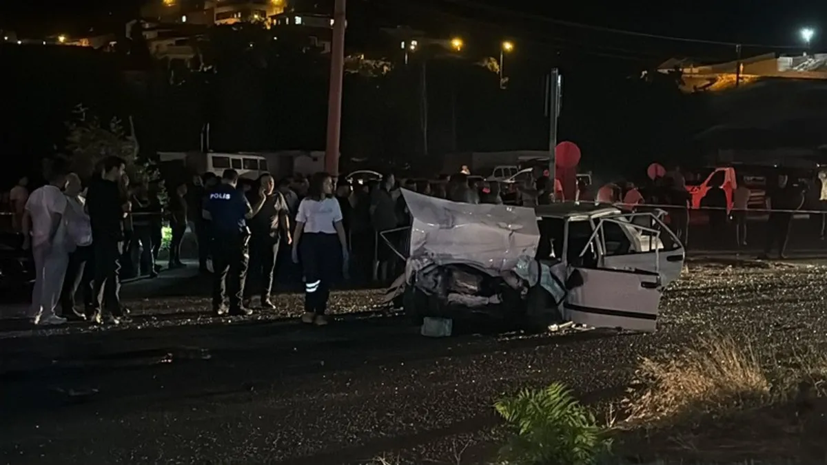 Adana'da meydana gelen trafik kazasında hurdaya dönen araçlar.