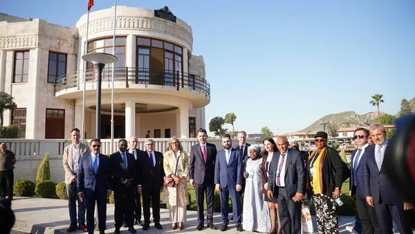 bakan-kurum-hatayda-asrin-insa-seferberligini-dunyaya-anlatti-birileri-yapilamaz-dedi-turkiye-yapti-1778496362502.jpg