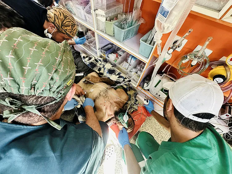 Katil İsrail’den Gazze’de hastanede bulunan yaralılara insanlık dışı muamele: ‘Biz aslında ölüyüz’