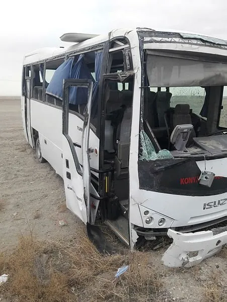 Konya Da Lastigi Patlayan Midibus Devrildi 14 Yarali Son Dakika Haberler