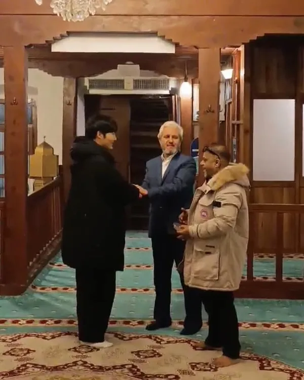 kore-vatandasi-ssup-mubarek-gecede-islam-ile-sereflendi-1739643366672.jpg