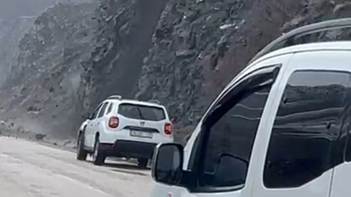 Yüksekova-Van kara yolundaki heyelanda sürücüler böyle ölümden döndü! Yüksekova-Van kara yolundaki heyelanda sürücüler böyle ölümden döndü!