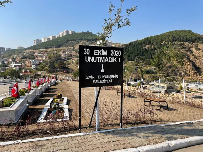 izmir-depreminde-hayatini-kaybedenler-mezarlari-basinda-anildi-1635597614384.jpg