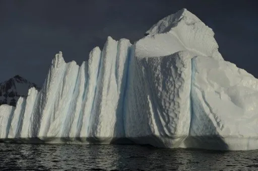NASA duyurdu! Dev buz dağı koptu...