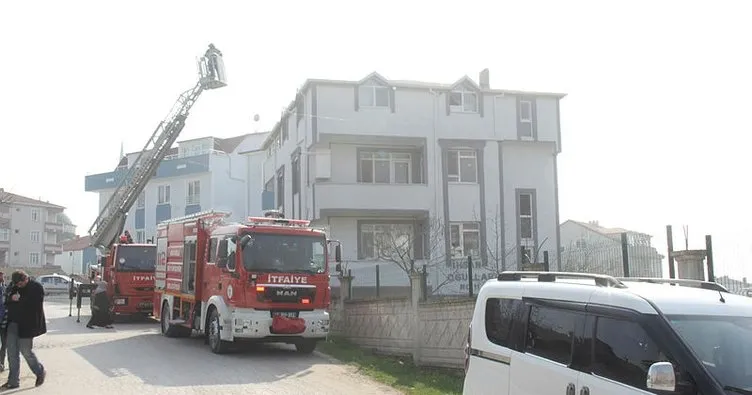 Üç katlı evin çatısında çıkan küçük çaplı yangın paniğe neden oldu