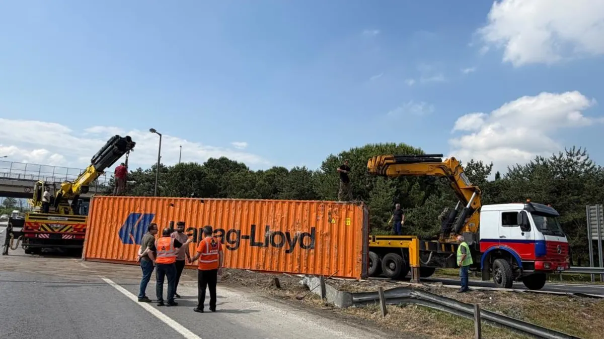 Anadolu Otoyolu Sakarya gişeleri çıkışında devrilmiş konteyner yüklü tır ve oluşan trafik.