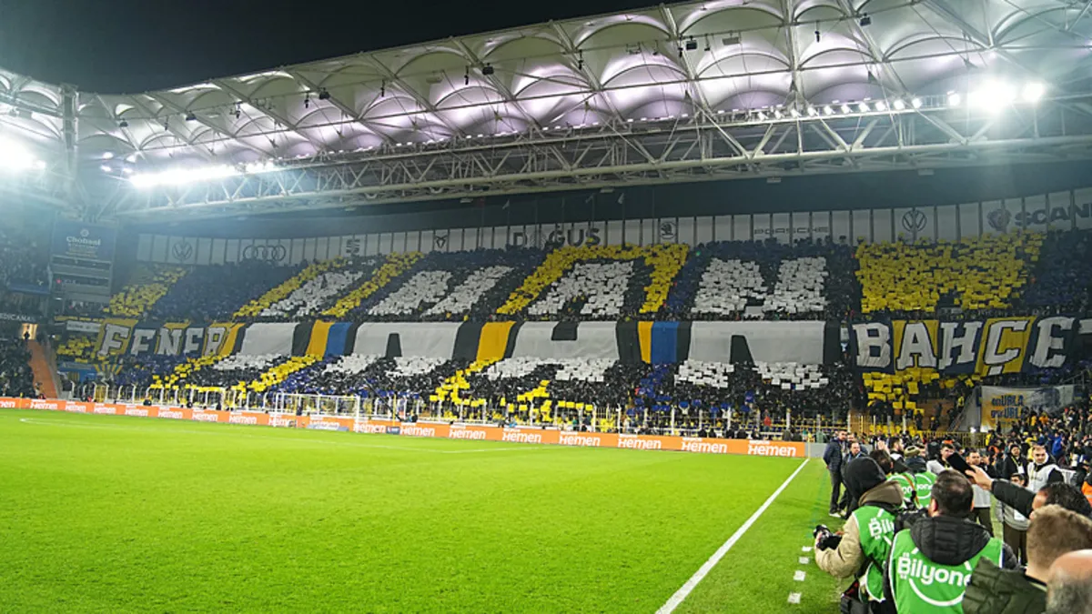 Sarı-lacivertli taraftarlardan ‘İnan Fenerbahçe’ yazılı koreografi Sarı-lacivertli taraftarlardan ‘İnan Fenerbahçe’ yazılı koreografi