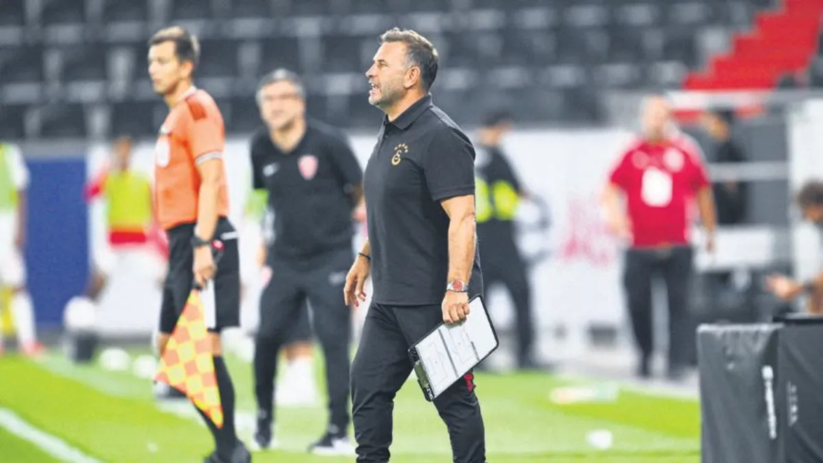 Galatasaraylı futbolcular sahada mücadele ederken
