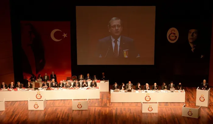son-dakika-galatasaray-kongresinde-gergin-anlar-burak-elmas-ve-mehmet-bilen-tartisti-1648302902240.jpg