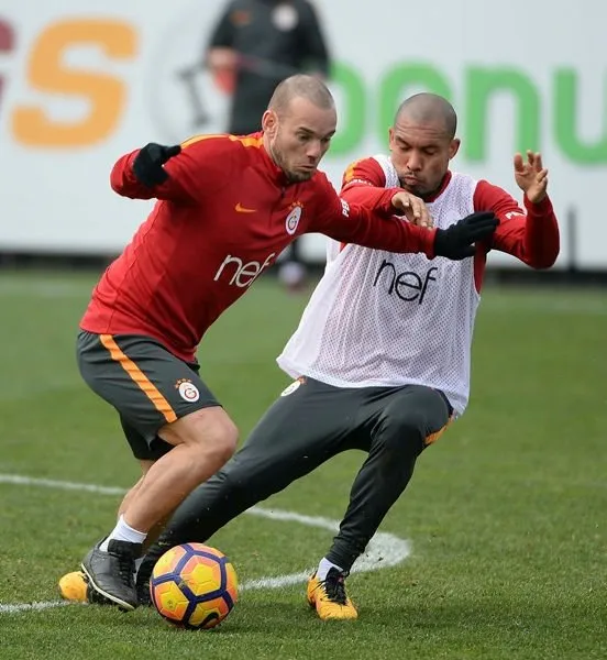 Galatasaray’da Sneijder’in ardından 2 yolcu daha!