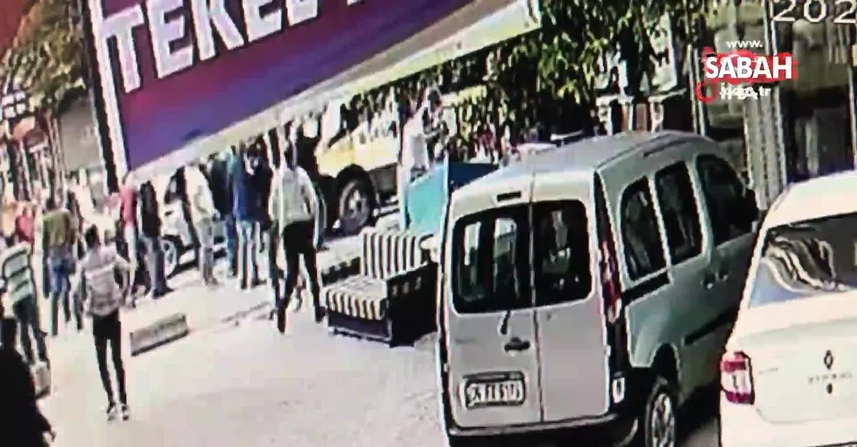 Son Dakika Haberi Istanbul Esenyurt Ta Cocugu Ezen Minibus Soforune Vatandaslardan Feci Meydan Dayagi Video Videosunu Izle Son Dakika Haberleri