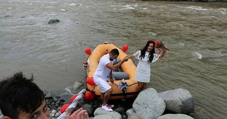 Gelin ve damat nikaha rafting botu ile geldi