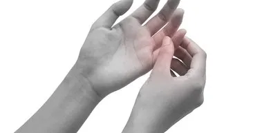 Yükselen kolesterolün gizli işareti! Belirtisi parmaklarda ortaya çıkıyor: Eğer bunu hissediyorsanız...