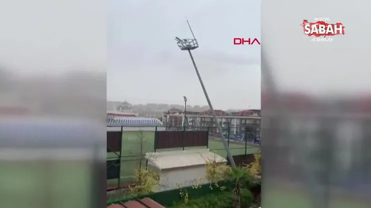 Kavaklı Stadı'nın aydınlatma direği böyle devrildi | Video