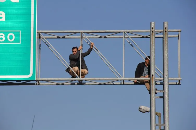 İnşaat işçileri işaret levhalarına tırmandı