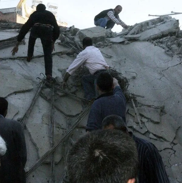 Siirt'te bina çöktü : 5 yaralı