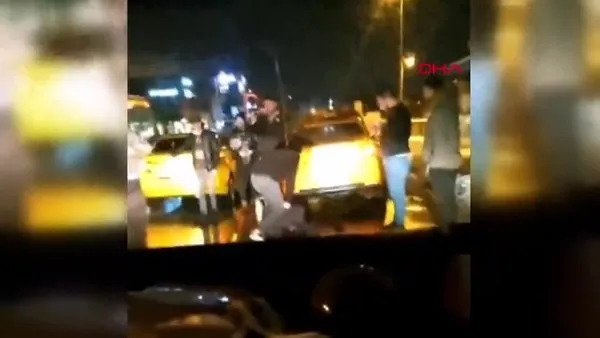 İstanbul Kadıköy'de taksi çalan şüphelinin taksiciler tarafından yakalanma anı kamerada