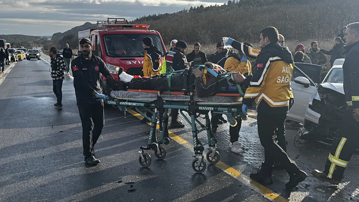 Kırklareli'de iki otomobil çarpıştı: 7 kişi yaralandı! Kırklareli'de iki otomobil çarpıştı: 7 kişi yaralandı!