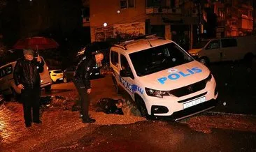 İzmir’i sağanak vurdu: Polis aracı çöken yolun içine düştü