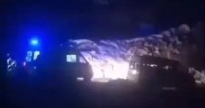 Köylüler, kardan kapanan yolda hastayı tahta kızakla taşıdılar #artvin