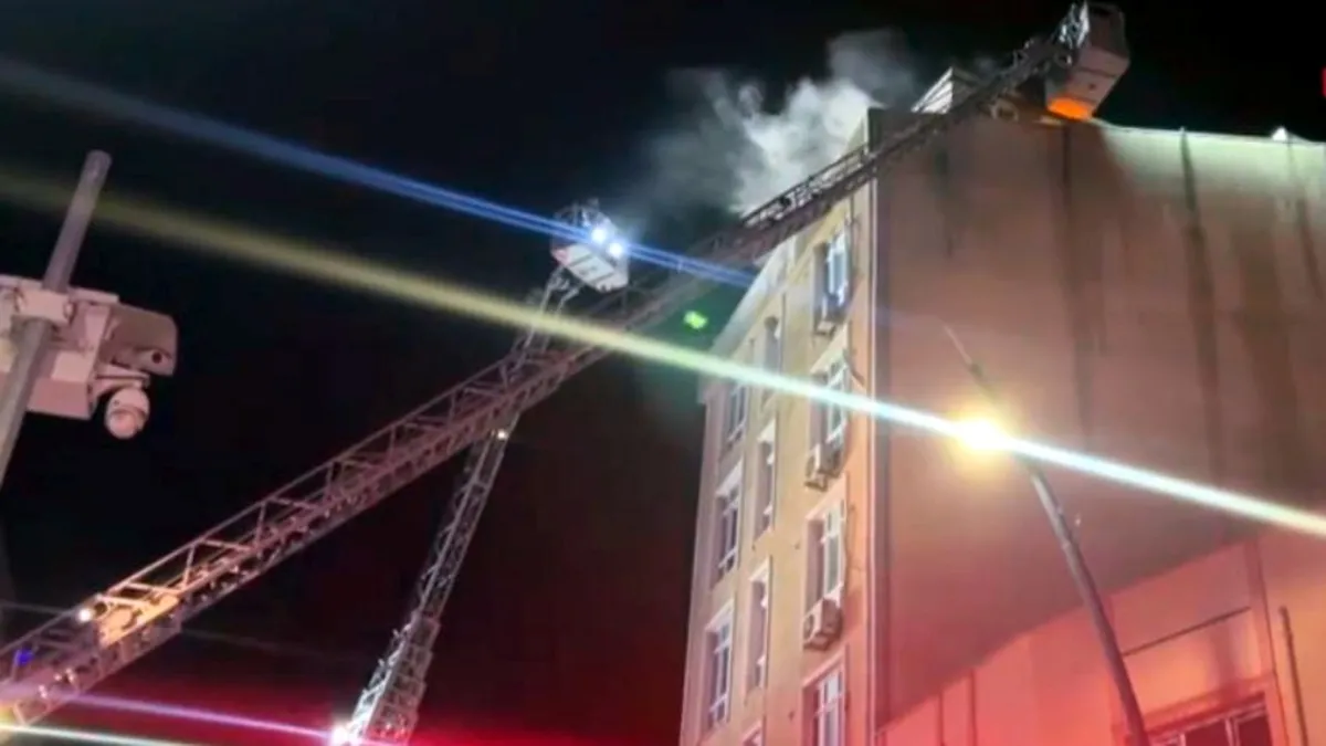 Küçükçekmece'de otel terasında çıkan yangın korkuttu: 2 kişi mahsur kaldı