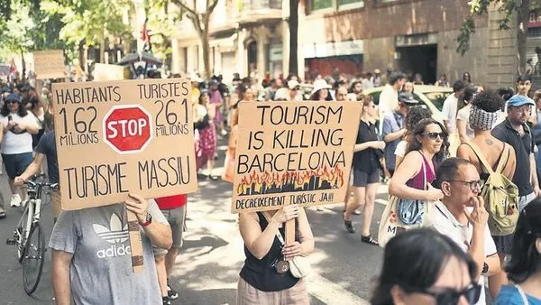 avrupadaki-anti-turist-protestolarinda-son-durum-1751127947281.jpeg