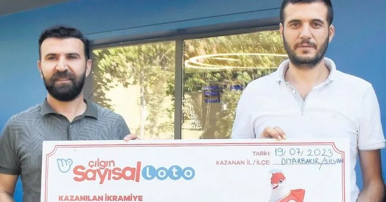 En büyük para ödülünü kazanan talihli çekini aldı... 20 lirası 247.5 milyon lira oldu