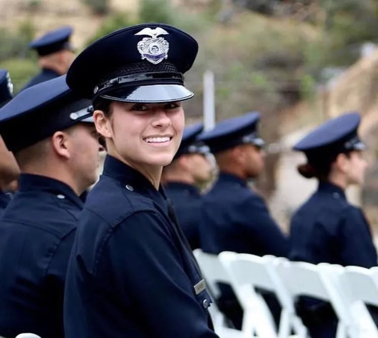 Amerikan polisinin 'Göz bebeği' kadın polis bir adamı vurarak öldürdü!