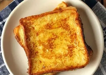 Kahvaltı sofralarının vazgeçilmezi: Dışı çıtır, içi yumuşacık yumurtalı ekmek tarifi