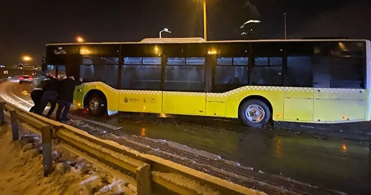 İstanbullunun kar çilesine İETT çilesi de eklendi! 22 saatte 69 otobüs yolda kaldı, insanlar yürüyerek evine gitti