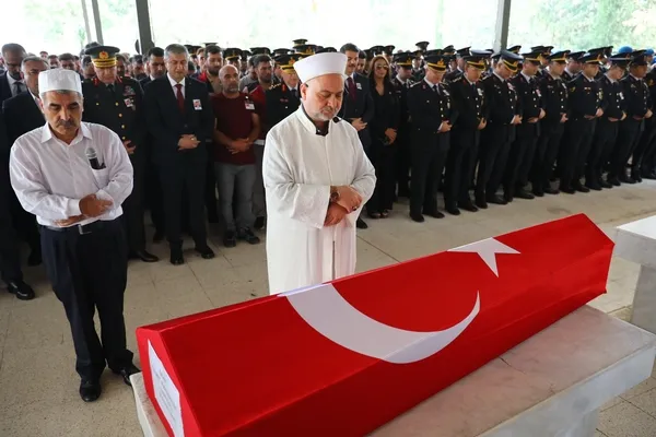 en-aci-veda-acili-baba-sehit-oglunun-tabutunu-optu-1782287630708.jpg
