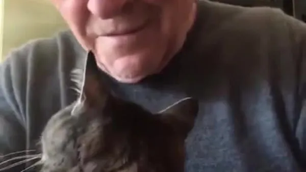 Anthony Hopkins, karantinada kedisine piyano çaldı | Video