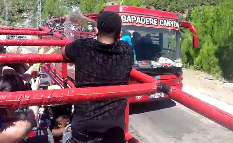 SON DAKİKA: Direksiyonu bırakıp su savaşına girdi! Sulu şaka az kalsın faciaya yol açıyordu...