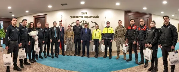 izmir-cumhuriyet-bassavcisi-ali-yeldan-polis-memurlarini-misafir-etti-1775821243055.jpg