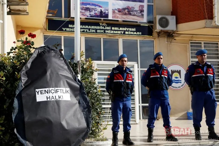 CHP'li belediyeye siyah çelenk bıraktılar