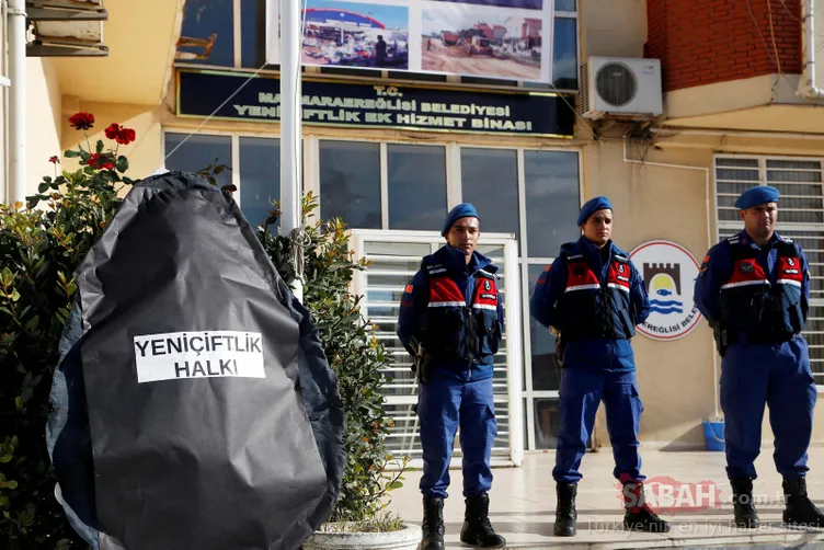 CHP'li belediyeye siyah çelenk bıraktılar