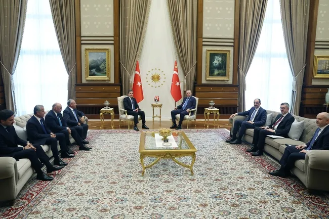 son-dakika-baskan-erdogan-ikby-baskani-necirvan-barzaniyi-kabul-etti-1760018635563.jpg SON DAKİKA... Başkan Erdoğan IKBY Başkanı Neçirvan Barzani'yi kabul etti