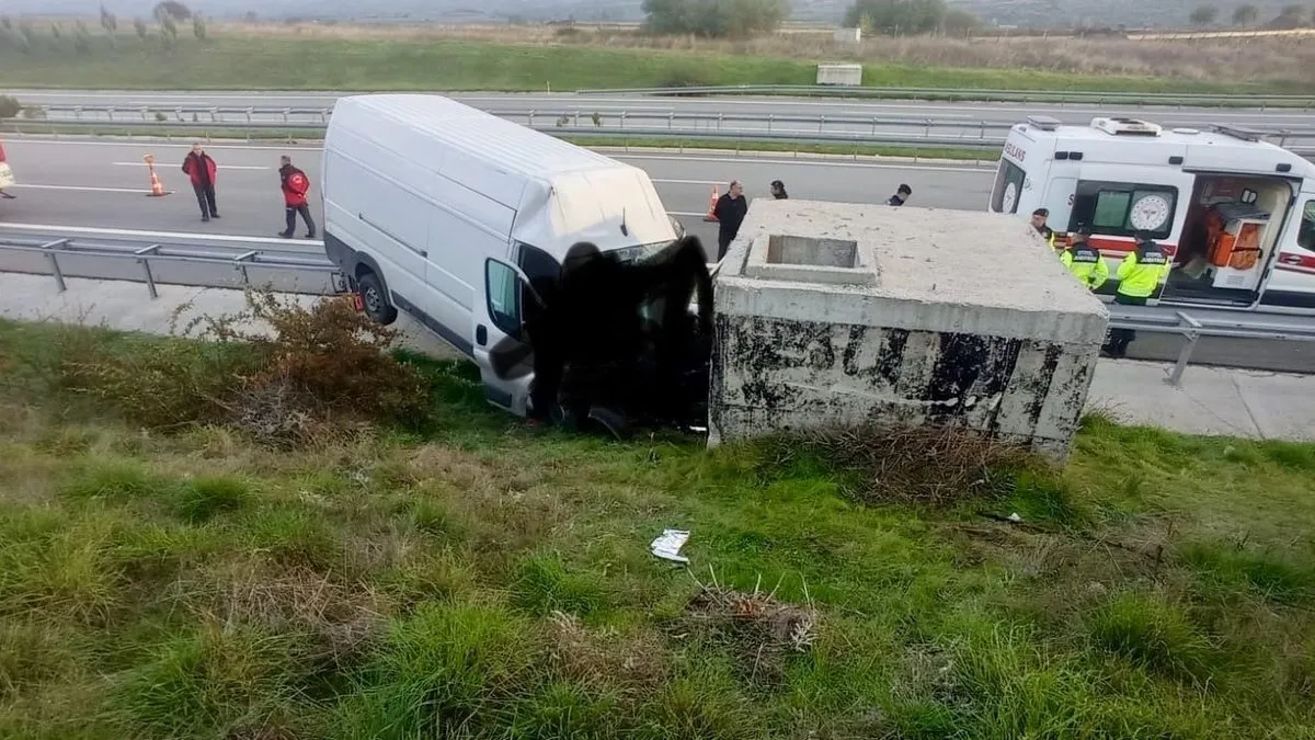 Balıkesir’de feci kaza! Minibüs beton bloğa çarptı: 2 ölü, 1 yaralı Balıkesir’de feci kaza! Minibüs beton bloğa çarptı: 2 ölü, 1 yaralı