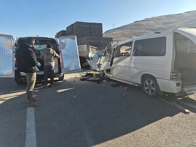 son-dakika-malatyada-katliam-gibi-kaza-tir-ile-minibus-biribirine-girdi-3-olu-1765357786808.jpeg